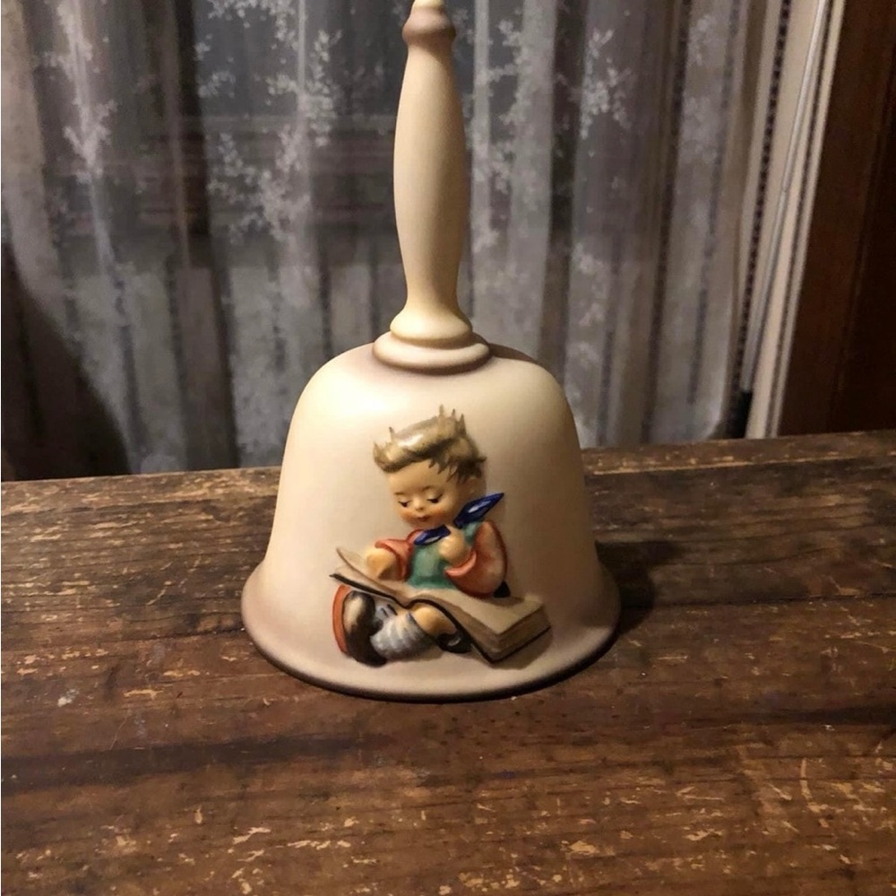 Hummel bell, excellent condition. Dated 1980. Like new condition.